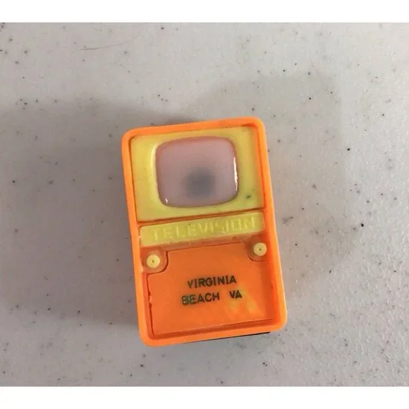 Vintage Virginia Beach Souvenir Viewer 8 Views Hong Kong - Picture 3 of 6